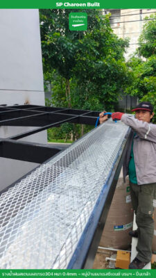 การทดสอบขังน้ำและตรวจสอบการไหลของน้ำเพื่อเช็กรอยรั่วรางน้ำฝนก่อนส่งมอบ